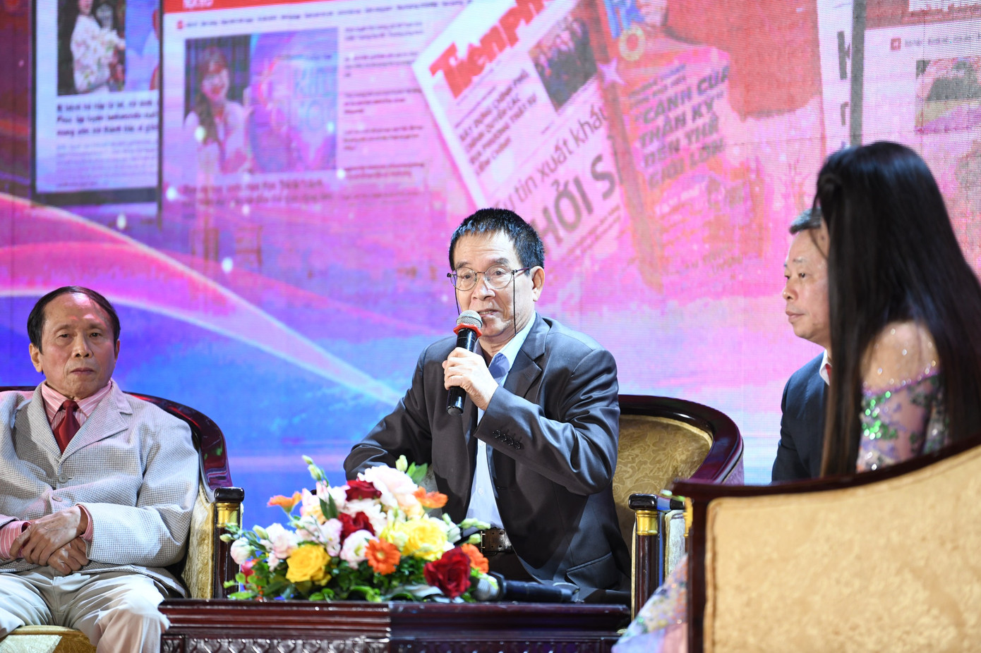 Nhà báo Nguyễn Phong Doanh - nguyên Tổng Biên tập báo Sinh viên Việt Nam chia sẻ tại cuộc giao lưu.