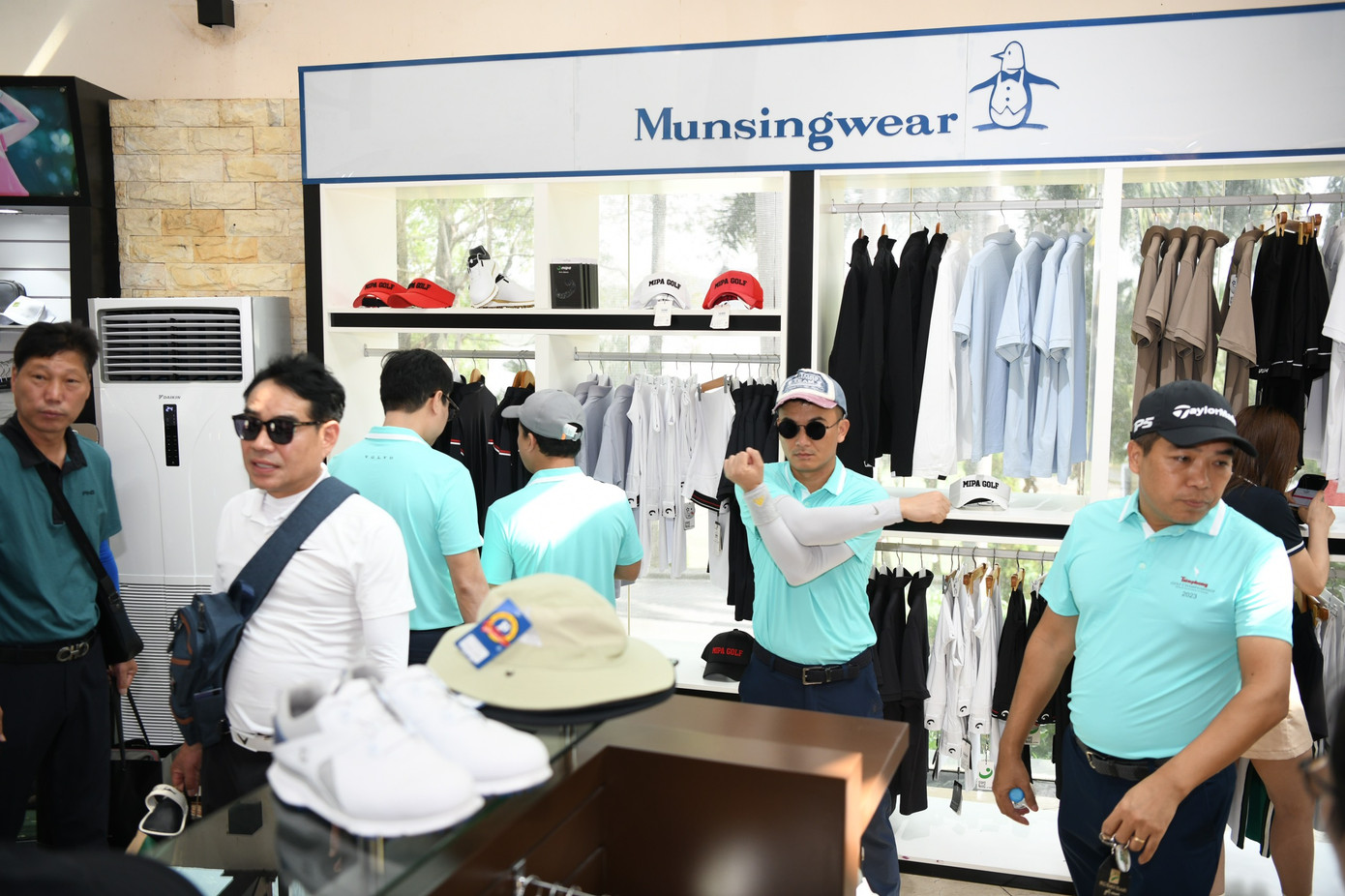 Hấp dẫn cuộc đua 'tam mã': Đoàn Uy, Phạm Nam, Đức Sơn ảnh 11 Hấp dẫn cuộc đua 'tam mã': Đoàn Uy, Phạm Nam, Đức Sơn ảnh 11