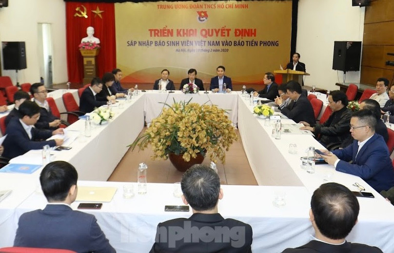 Trung ương Đoàn TNCS Hồ Chí Minh tổ chức hội nghị triển khai quyết định sáp nhập báo Sinh viên Việt Nam vào báo Tiền Phong.