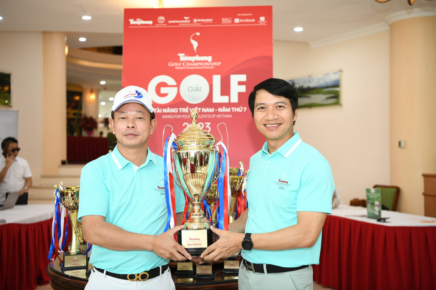 Anh Nguyễn Ngọc Lương - Bí thư Thường trực Trung ương Đoàn, Chủ tịch Trung ương Hội LHTN Việt Nam (bìa phải) động viên Ban tổ chức và các golfer dự Tiền Phong Golf Championship. Anh Nguyễn Ngọc Lương - Bí thư Thường trực Trung ương Đoàn, Chủ tịch Trung ương Hội LHTN Việt Nam (bìa phải) động viên Ban tổ chức và các golfer dự Tiền Phong Golf Championship.