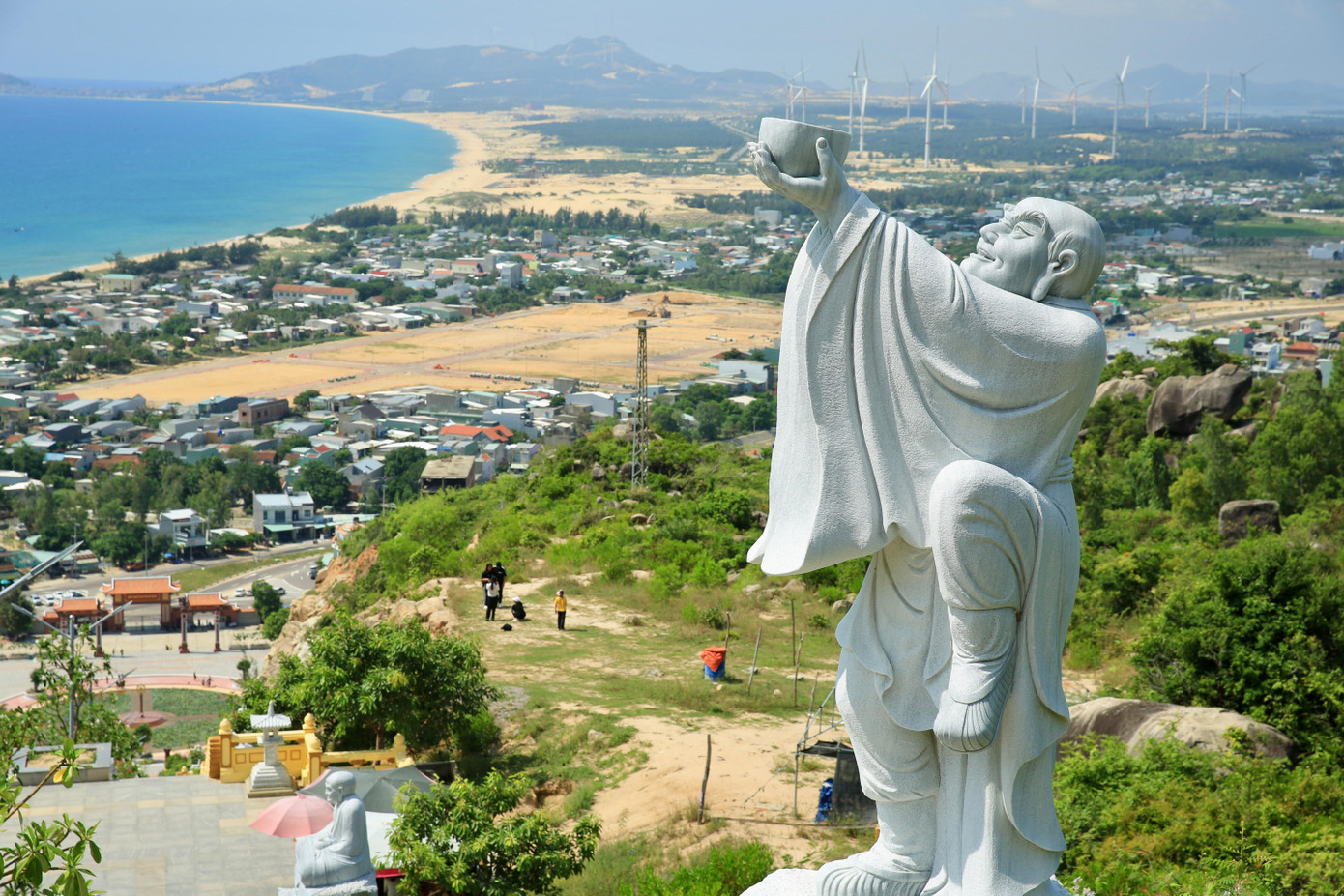 Chùa Ông Núi (tên chữ là Linh Phong tự) là ngôi chùa nổi tiếng ở Bình Định, thu hút nhiều du khách đến tham quan.