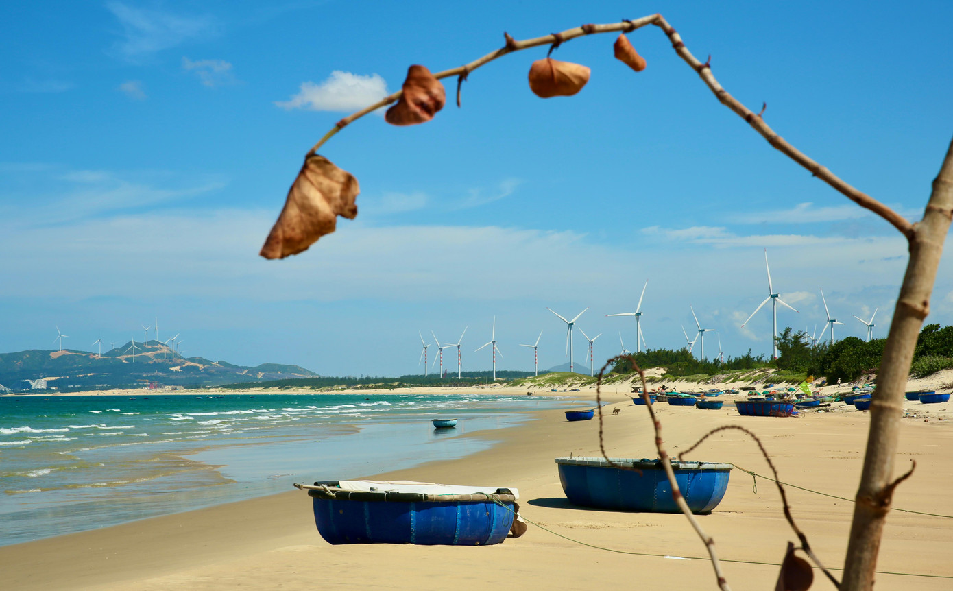 Cánh đồng điện gió chỉ cách thành phố Quy Nhơn khoảng 30km theo tuyến Quốc lộ 19B hướng về xã Cát Tiến, huyện Phù Cát. Từ Quy Nhơn, đi qua cầu Thị Nại có thể thấy thấp thoáng các trụ quạt gió khổng lồ từ xa, qua hết cầu đến ngã 3 rẽ trái rồi đi thẳng theo Quốc lộ 19B.