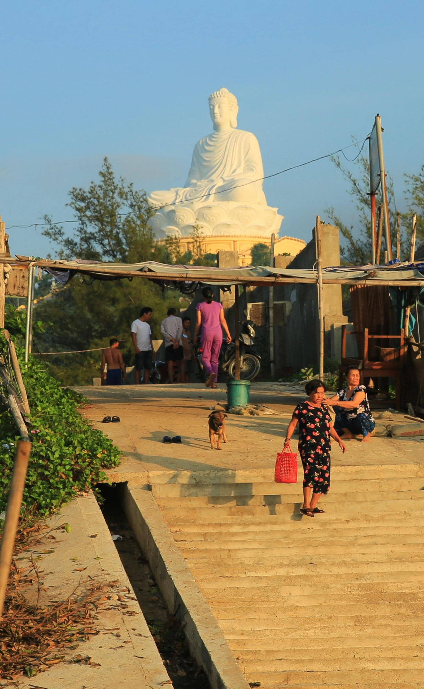 Hình ảnh Đức Phật từ bi, cứu giúp chúng sinh, độ lượng. Phật đến, bình yên đến. Dưới bóng Phật là cuộc sống yên bình.