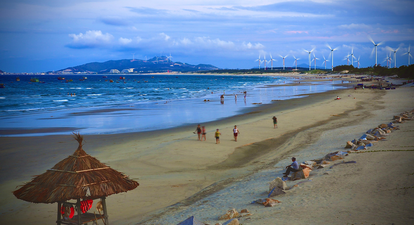 Bãi biển Cát Tiến - Quy Nhơn ẩn chứa một sức hút quyến rũ, đặc sắc của khung cảnh thiên nhiên được tạo nên bởi ba mặt núi, một mặt biển xanh ngắt mênh mông cùng cánh đồng điện gió xa xa cho du khách cảm giác như cảnh bên trời Tây.