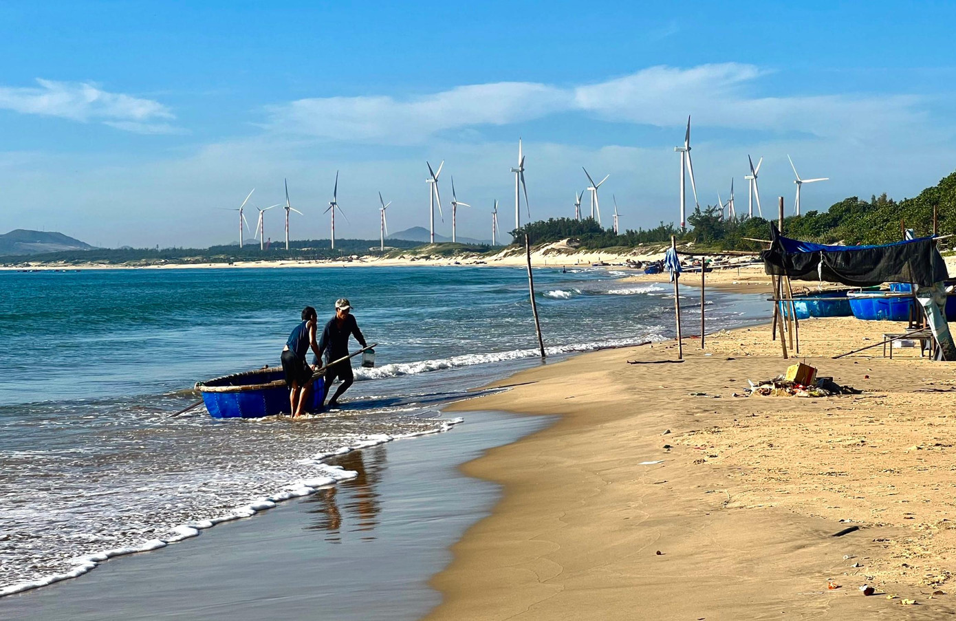 Bãi biển Cát Tiến dài uốn lượn dựa vào núi, hai đầu bãi biển có hai khu nghỉ dưỡng cao cấp và ở giữa bãi biển là một làng chài tách biệt.