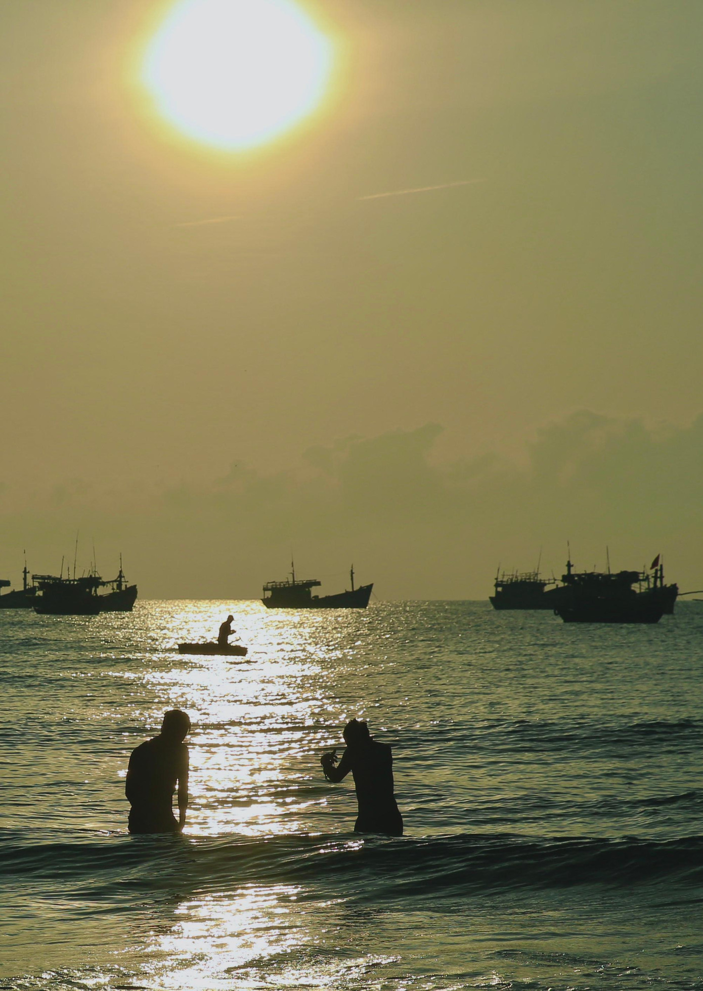 Buổi sáng thức dậy, ngắm bình minh ngay trước mắt, một vùng biển êm đềm xanh biếc dường như chỉ của riêng mình.