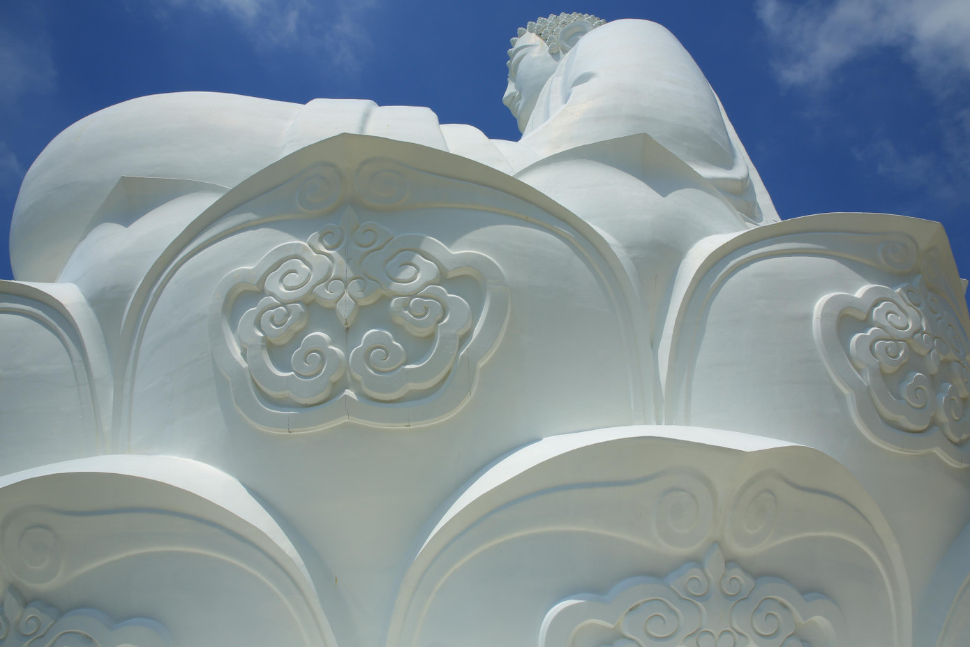 Tượng Phật nhìn ra biển, lưng tựa vào ngọn núi cao nhất trong quần thể di tích Núi Bà.