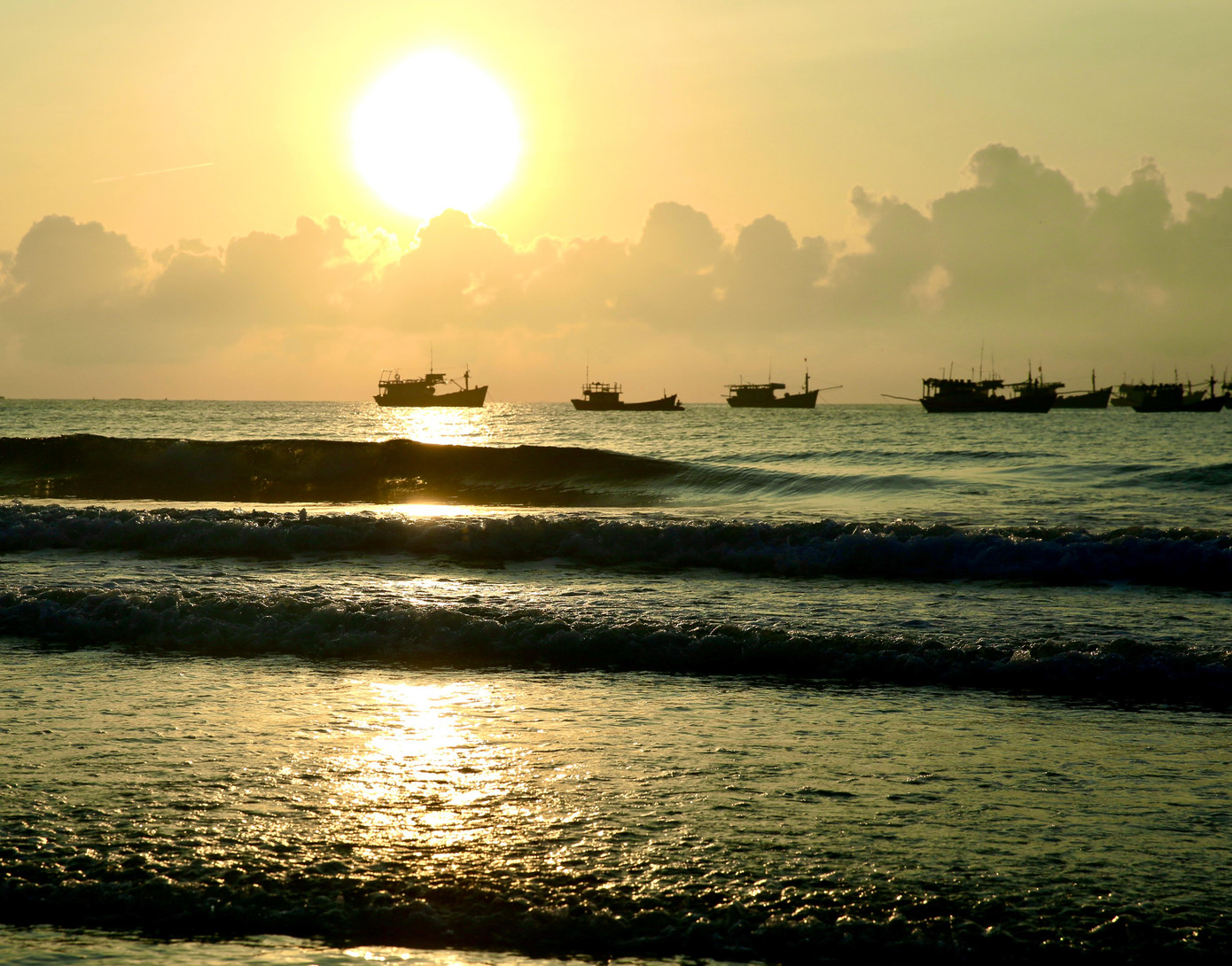 Bãi biển Cát Tiến đang được quy hoạch trở thành khu du lịch Quốc gia. Với nhiều loài động vật dưới biển vô cùng phong phú, tiếng sóng biển bình lặng nhẹ nhàng khiến bạn cảm thấy thật thư thái và thoải mái khi tới đây.