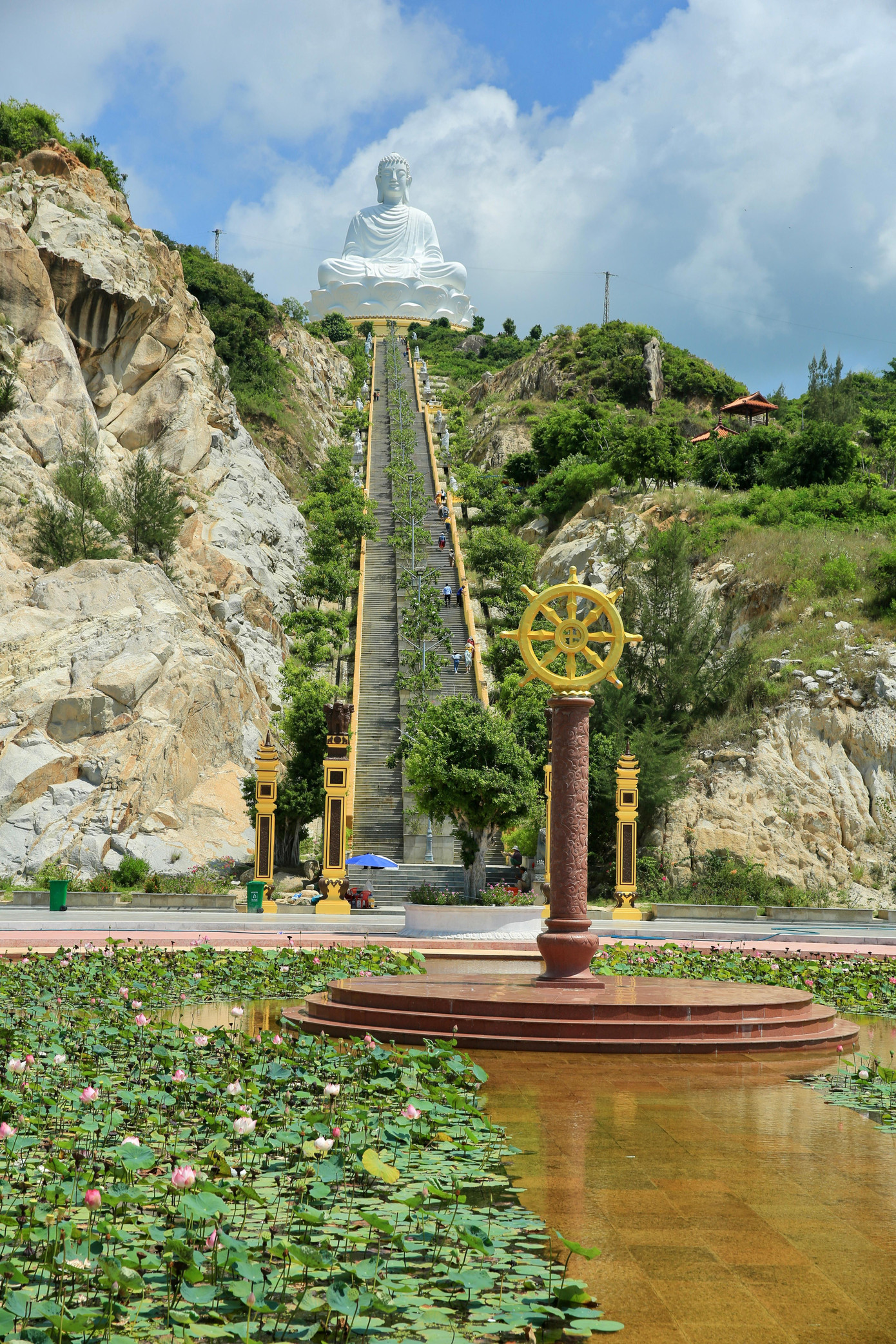 Để chiêm bái tượng Phật khổng lồ, du khách sẽ phải vượt qua hơn 600 bậc thang bằng đá.