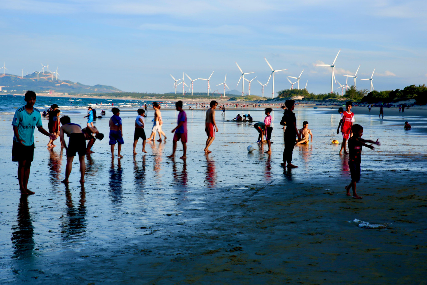 Dù khu vực điện gió Phương Mai không phục vụ du lịch nhưng nhiều bạn trẻ vẫn đến đây đứng chụp ảnh từ xa, mong có được tấm hình đẹp như ở trời Tây.