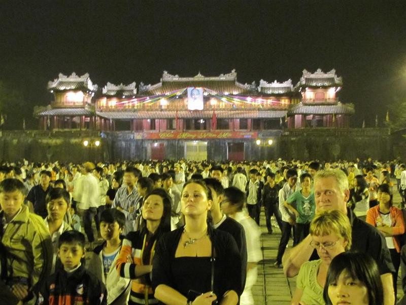 Hàng ngàn người dân Huế và du khách thưởng thức đêm văn nghệ và màn pháo hoa mừng năm mới tại Quảng trường Ngọ Môn. Ảnh : Ngọc Văn