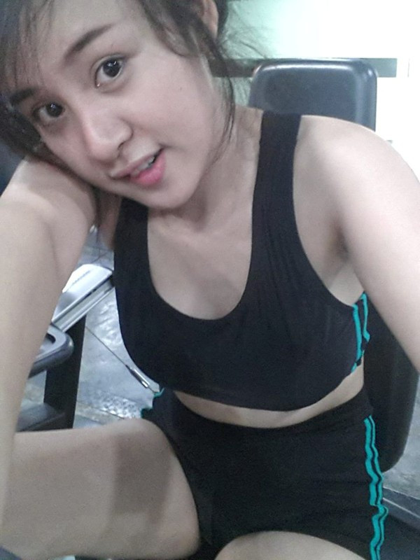 Vì mới tập làm quen với gym nên Huyền Anh vẫn chưa có được vóc dáng săn chắc, vòng bụng vẫn lộ mỡ thừa 