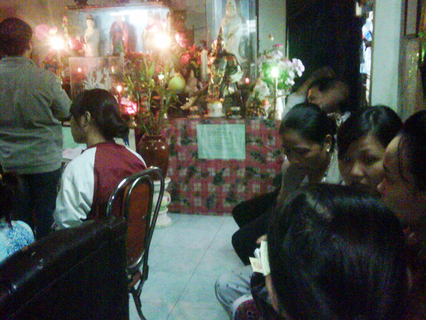 Con bệnh xếp hàng ở 