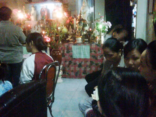 Con bệnh xếp hàng ở "Điện" ông Thiết Ảnh: Nguyễn Huy. Con bệnh xếp hàng ở