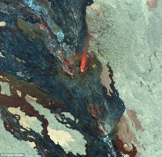 Núi lửa Auna Loa, Hawaii là núi lửa lớn nhất và hoạt động liên tục nhất Trái đất. Ảnh: DigitalGlobe