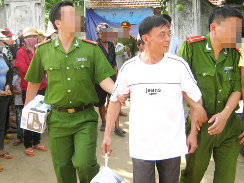 Công an dẫn giải Trần Văn Sự ra xe. Công an dẫn giải Trần Văn Sự ra xe