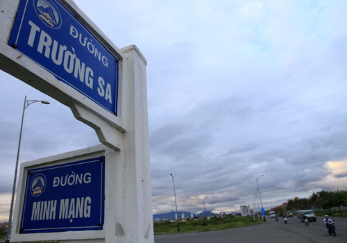 ...và kết thúc ở ngã ba đường Minh Mạng giao với đường Trường Sa