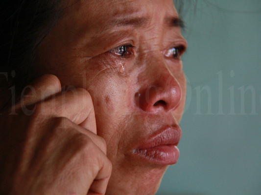 Đặng Minh Hậu đan hàng cỏ tế phụ giúp mẹ kiếm tiền Ảnh: Trường Phong