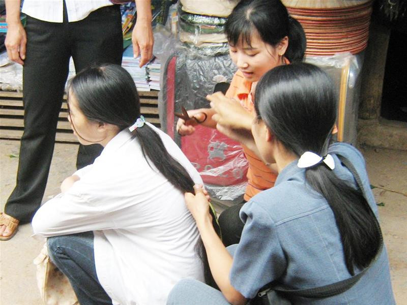 Phụ nữ xã Đông Thọ đi mua tóc - Ảnh: Hải Ninh Phụ nữ xã Đông Thọ đi mua tóc - Ảnh: Hải Ninh