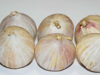 Ăn tỏi sống trong suốt thời gian bị đau họng có thể giúp đẩy lùi bệnh. Ảnh: Thái Nguyên 