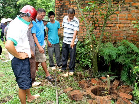 Nhiều người dân sững sờ khi phát hiện xác chết của cháu Nguyệt