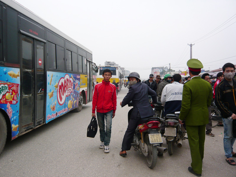 Được lực lượng công an phân làn giao thông nên đường 32 đoạn qua cổng trường ĐH Công nghiệp Hà Nội không ùn tắc
