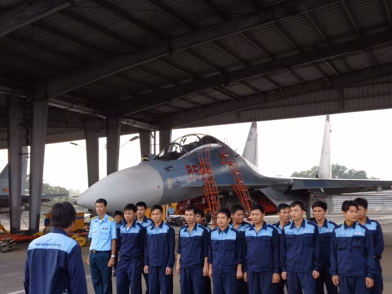 Sau khi hoàn thành nhiệm vụ kiểm tra máy móc, thiết bị, tiếp dầu, treo lắp vũ khi, bộ phận mặt đất bàn giao máy bay cho phi công