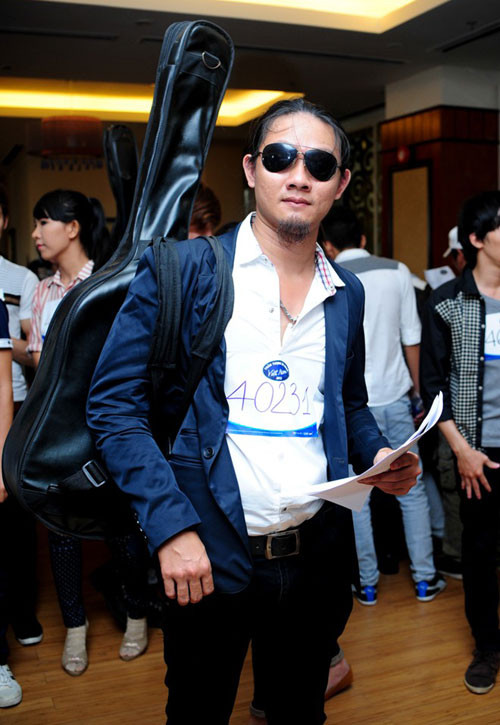 Hình ảnh thí sinh vác đàn theo đầy chất "nghệ" đã trở nên phổ biến ở VN Idol. Hình ảnh thí sinh vác đàn theo đầy chất