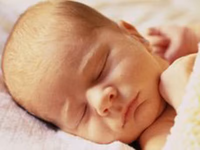 Khi trẻ nhỏ ngủ, nên đặt trẻ nằm ngửa để giảm thiểu nguy cơ mắc hội chứng đột tử trong khi ngủ. Ảnh: SPL