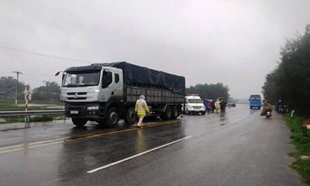 BẢN TIN ATGT: Người đàn ông chết thảm dưới gầm xe tải ảnh 4