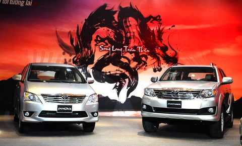 Fortuner và Innova 2012 ra mắt tại Hà Nội