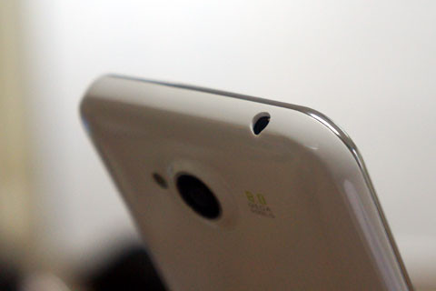 Jack cắm tai nghe ở góc trên bên trái