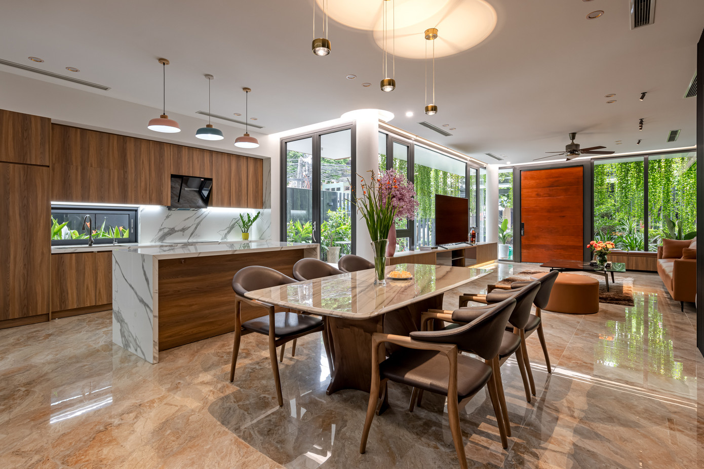 Màu sắc đồng nhất và chất liệu cao cấp. Màu sắc đồng nhất và chất liệu cao cấp.