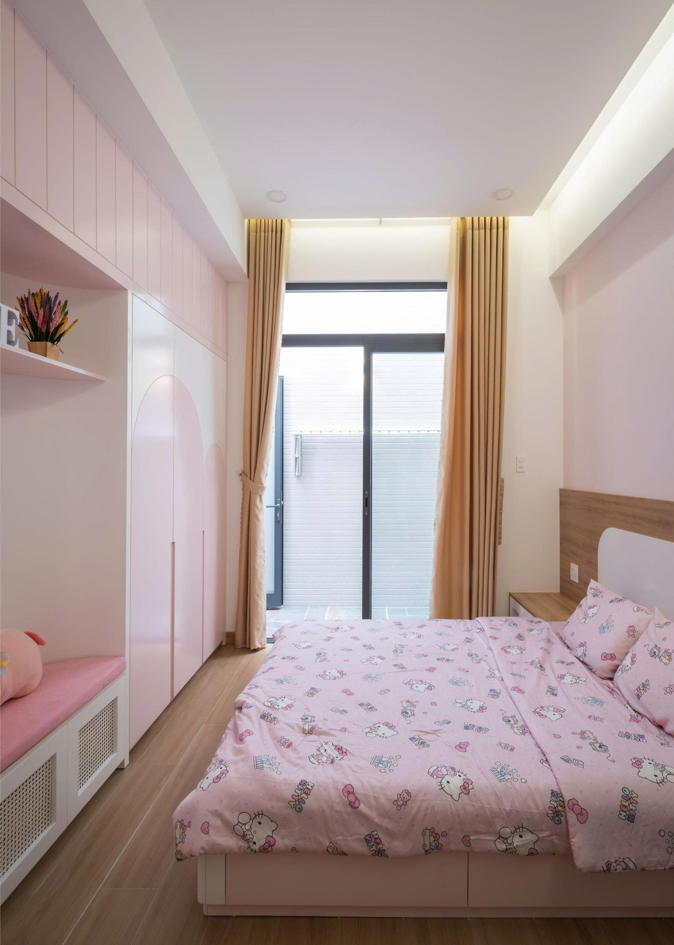 Phòng ngủ bé gái là không gian thiết kế theo phong cách hiện đại, kết hợp giữa vẻ đẹp ngọt ngào, nữ tính với công năng sử dụng thông minh, tạo ra một thế giới riêng đầy cảm hứng cho bé gái.