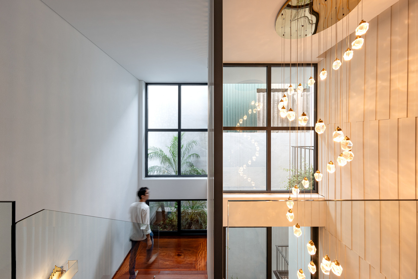 Giếng trời và khoảng thông tầng được sử dụng hiệu quả. Giếng trời và khoảng thông tầng được sử dụng hiệu quả.