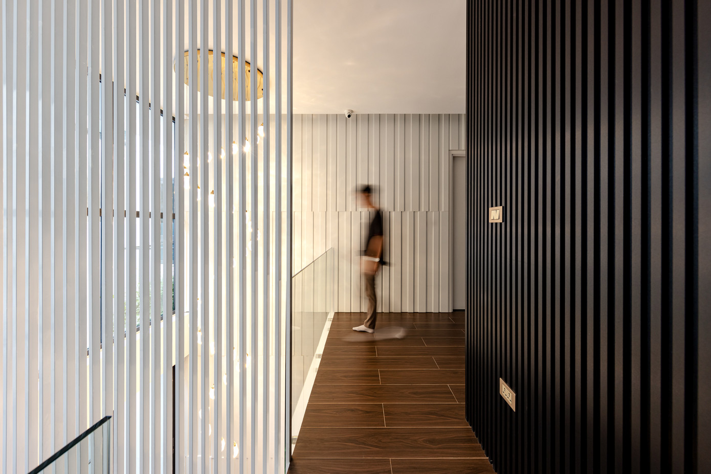 Không gian trở nên có chiều sâu nhờ ánh sáng gián tiếp. Không gian trở nên có chiều sâu nhờ ánh sáng gián tiếp.