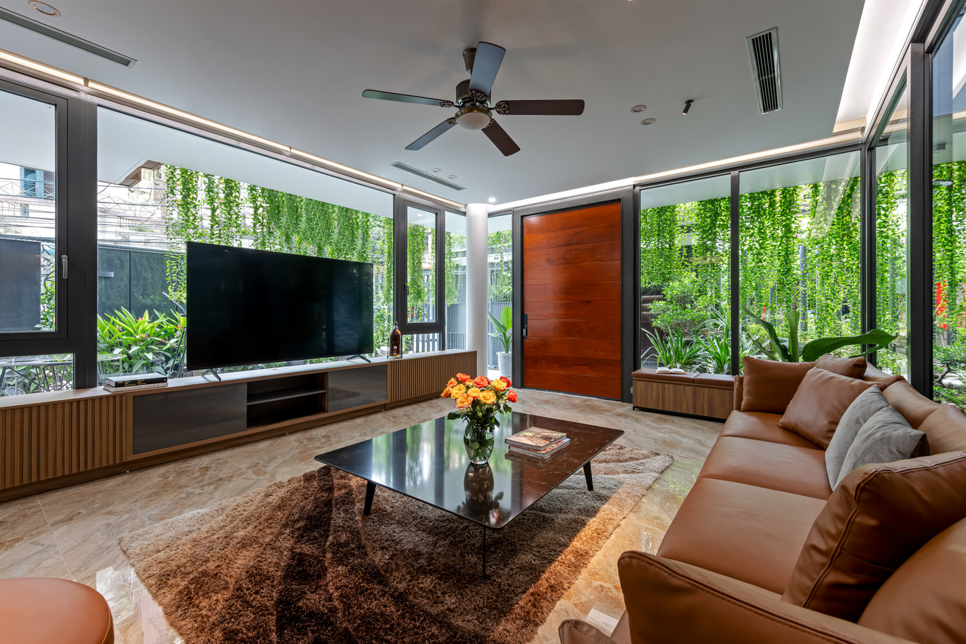 Phòng khách được bao quanh bởi những mảng xanh. Phòng khách được bao quanh bởi những mảng xanh.