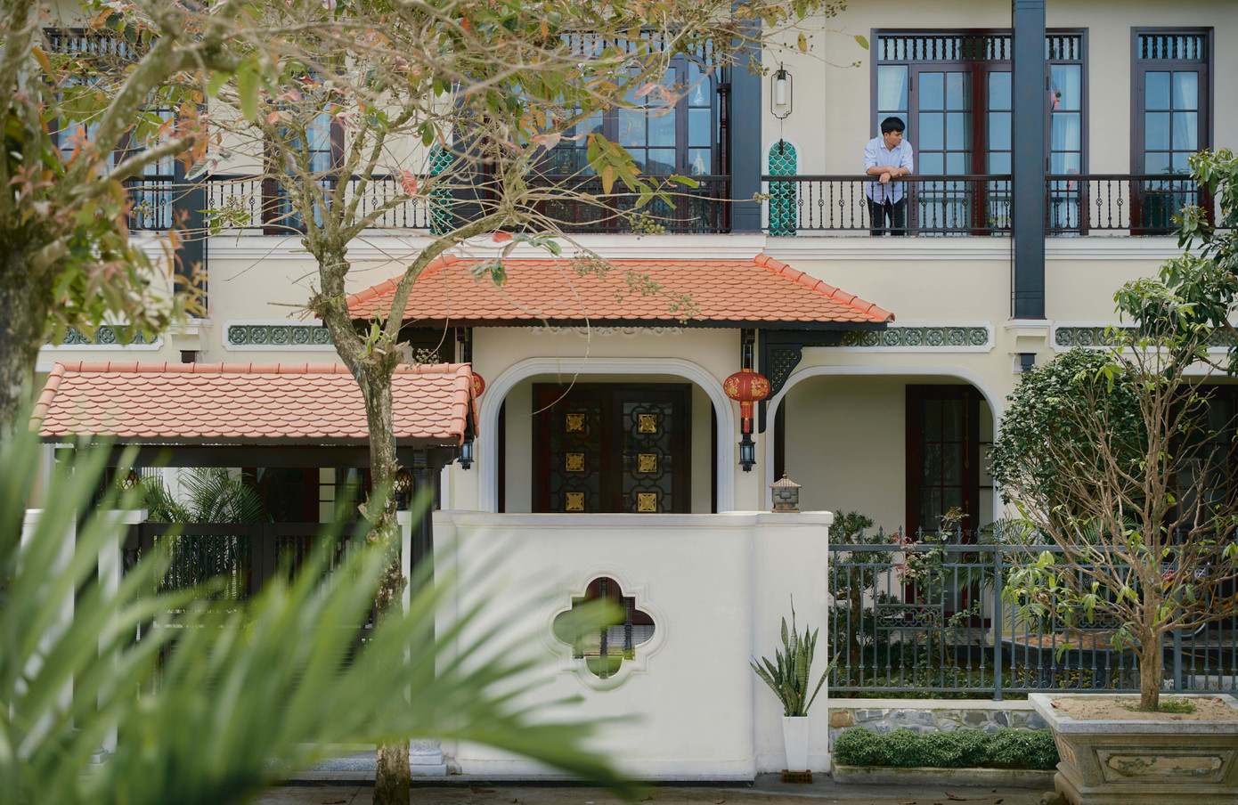 Gạch ngói, gạch vảy cá, bông gió tạo nên diện mạo hoài cổ.