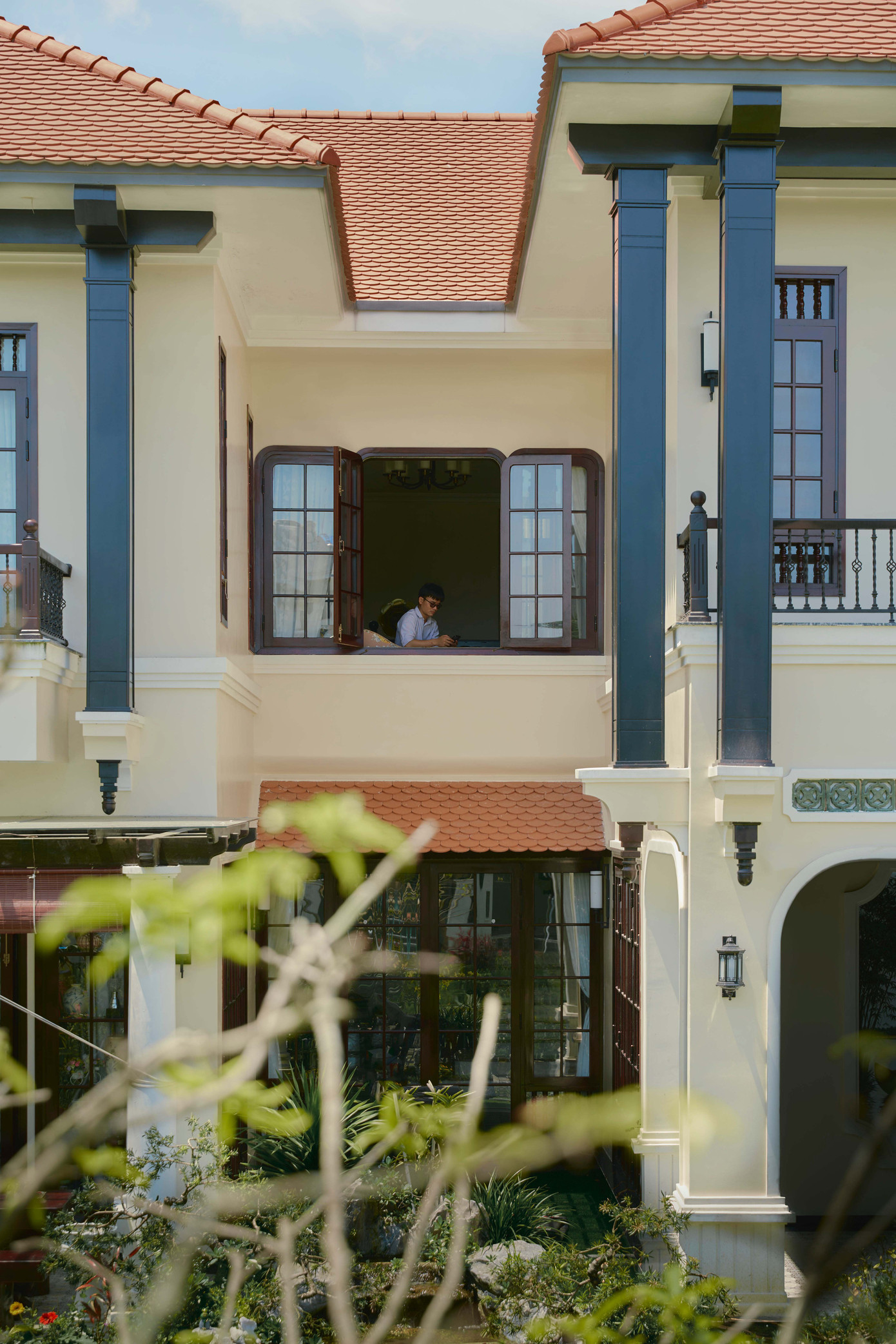 Các khung cửa sổ gợi nhớ phong cách Indochine.