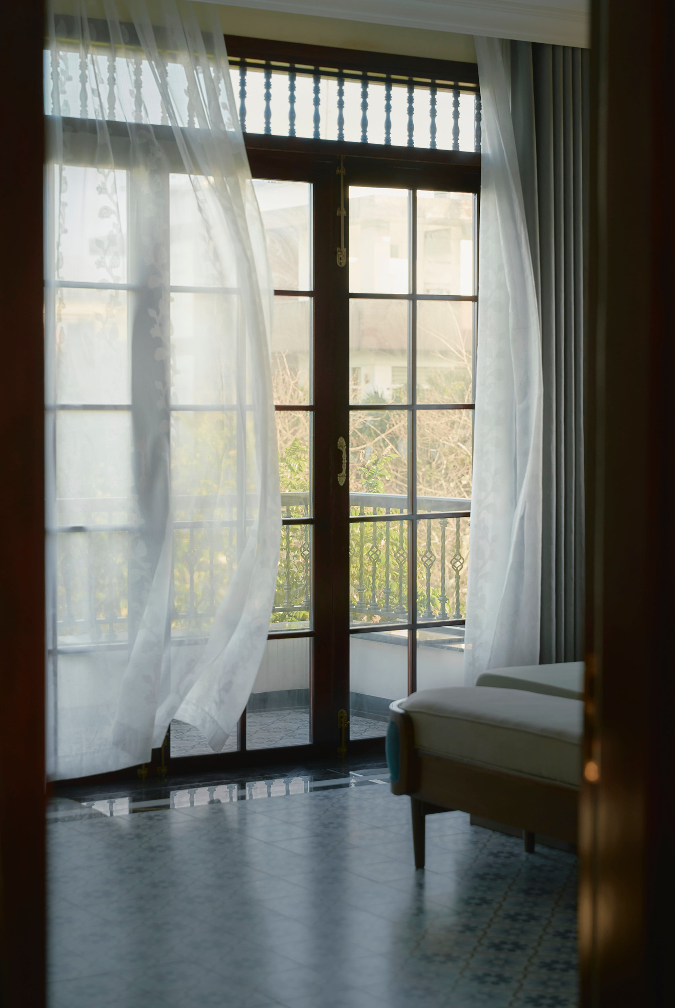 Các cửa sổ cao để khai thác ánh sáng tự nhiên và thông khí.