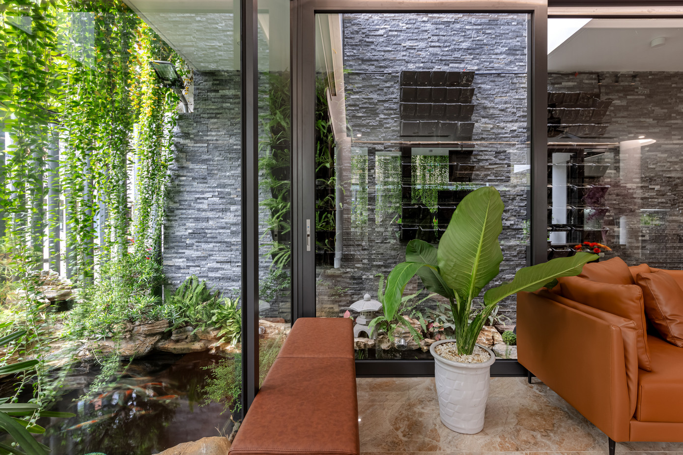 Các hệ cửa kính giúp xóa mờ khoảng cách trong- ngoài. Các hệ cửa kính giúp xóa mờ khoảng cách trong- ngoài.