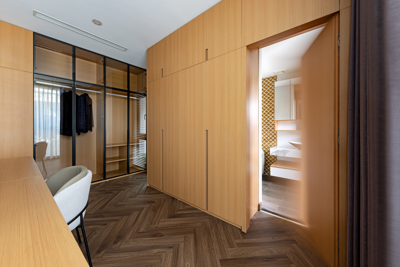 Các phòng riêng đều giữ vững tinh thần đơn giản trong nội thất. Các phòng riêng đều giữ vững tinh thần đơn giản trong nội thất.