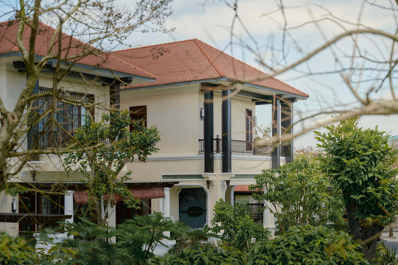 Xung quanh là sân vườn xanh mát.