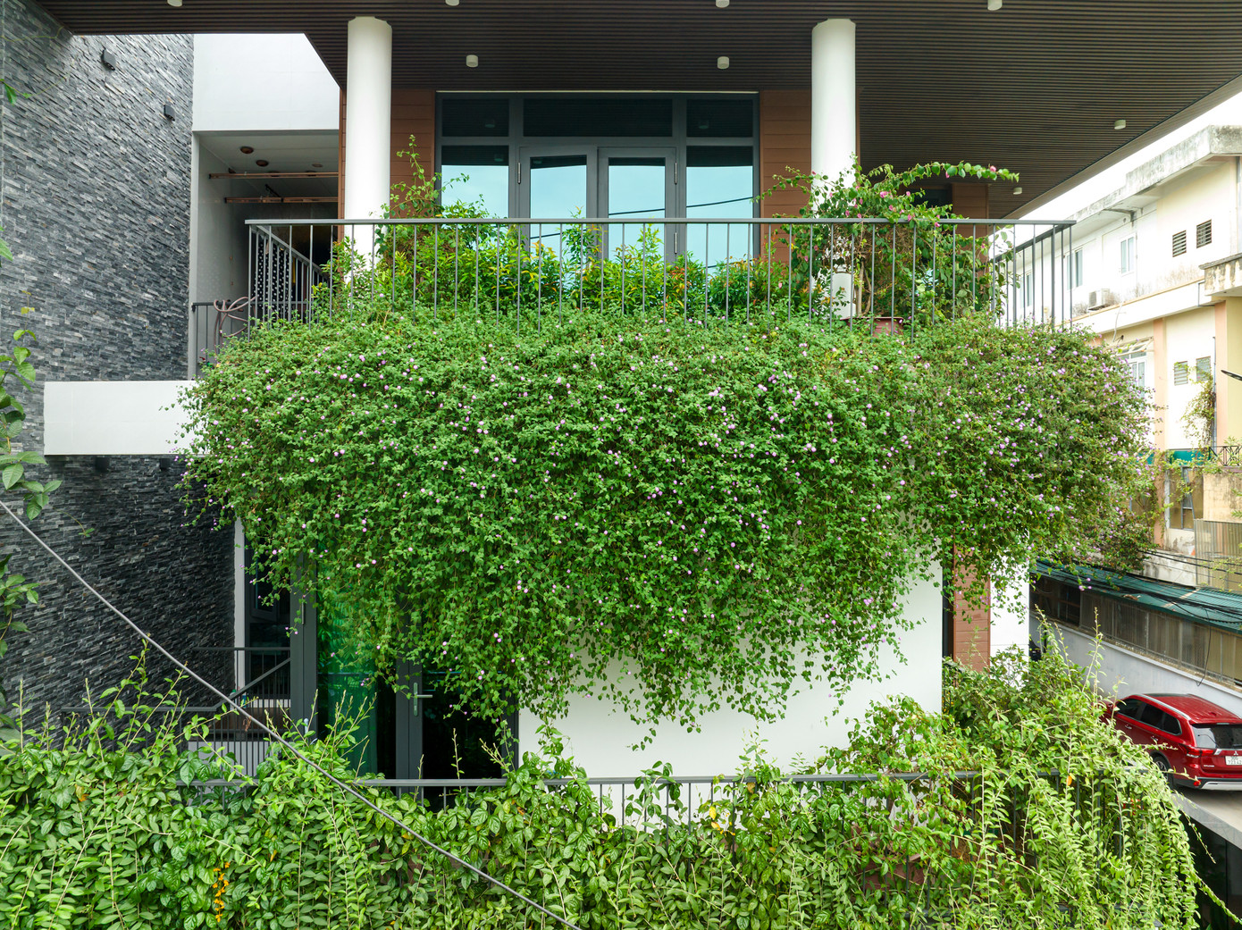 Cây xanh phủ kín các ban công là tấ rèm chắn nắng giảm nóng. Cây xanh phủ kín các ban công là tấ rèm chắn nắng giảm nóng.