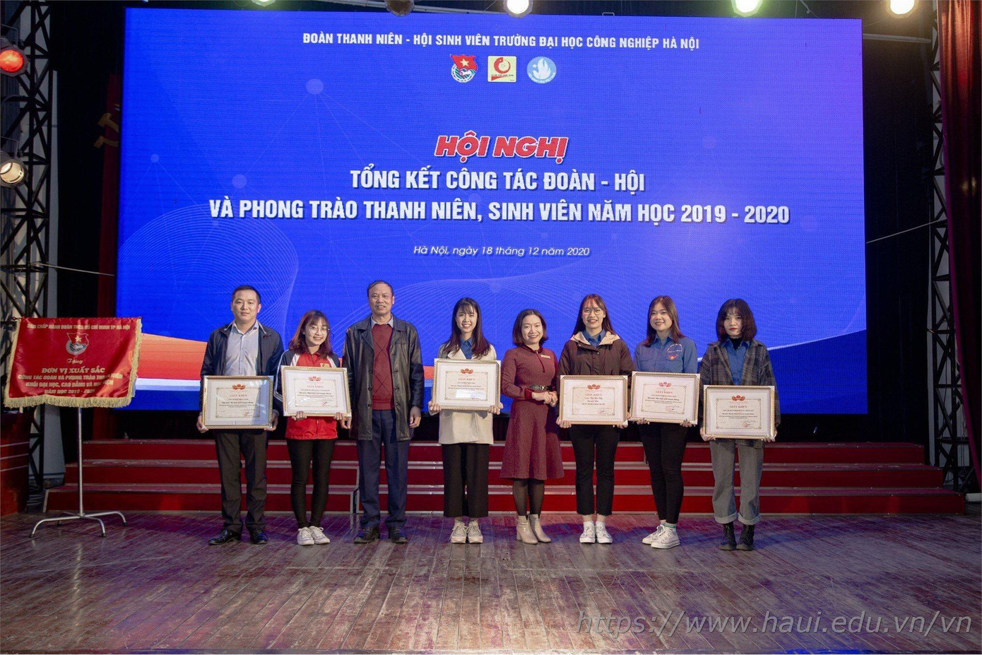 Từ Thị Minh Ngọc (thứ 3, từ phải sang) nhận bằng khen tại Hội nghị tổng kết công tác Đoàn - Hội và phong trào thanh niên, sinh viên năm học 2019 -2020