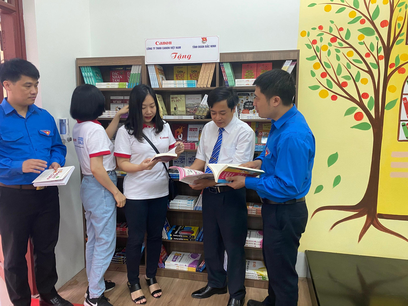 Tỉnh Đoàn Bắc Ninh và Canon Việt Nam trao tặng tủ sách cho trường THPT Lương Tài số 2, Bắc Ninh Tỉnh Đoàn Bắc Ninh và Canon Việt Nam trao tặng tủ sách cho trường THPT Lương Tài số 2, Bắc Ninh