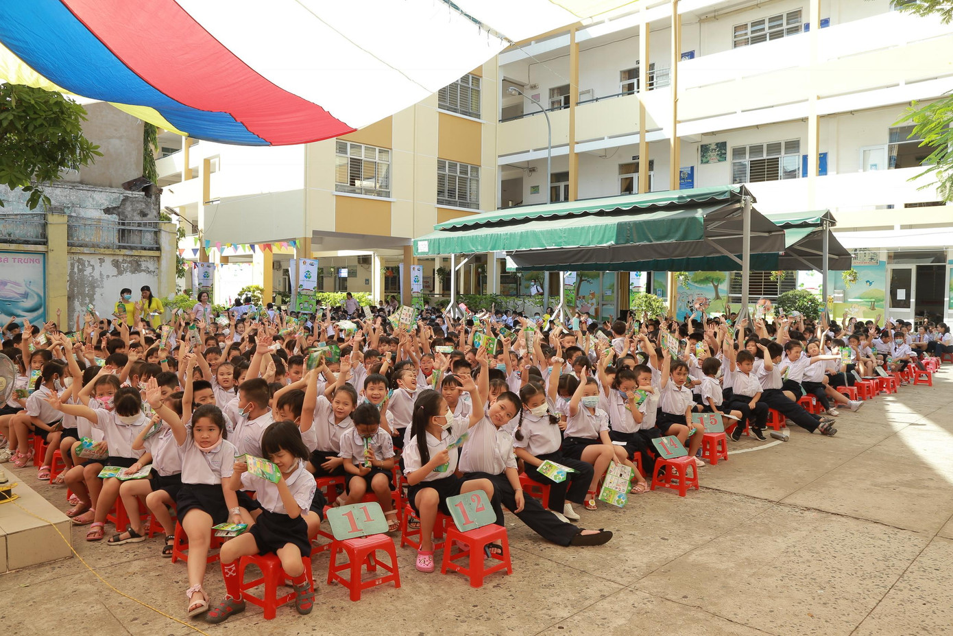 Đông đảo học sinh hưởng ứng chương trình "Vì mái trường xanh" Đông đảo học sinh hưởng ứng chương trình "Vì mái trường xanh"