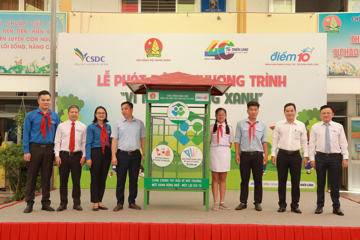 Ban tổ chức trao tặng công trình măng non cho trường Tiểu học Cao Bá Quát. Ban tổ chức trao tặng công trình măng non cho trường Tiểu học Cao Bá Quát.