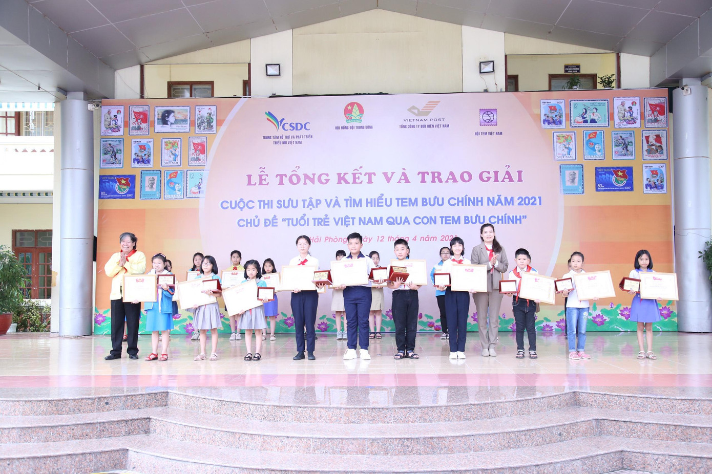 Ban tổ chức trao giải thưởng cho các em học sinh đoạt giải thưởng tại cuộc thi Ban tổ chức trao giải thưởng cho các em học sinh đoạt giải thưởng tại cuộc thi