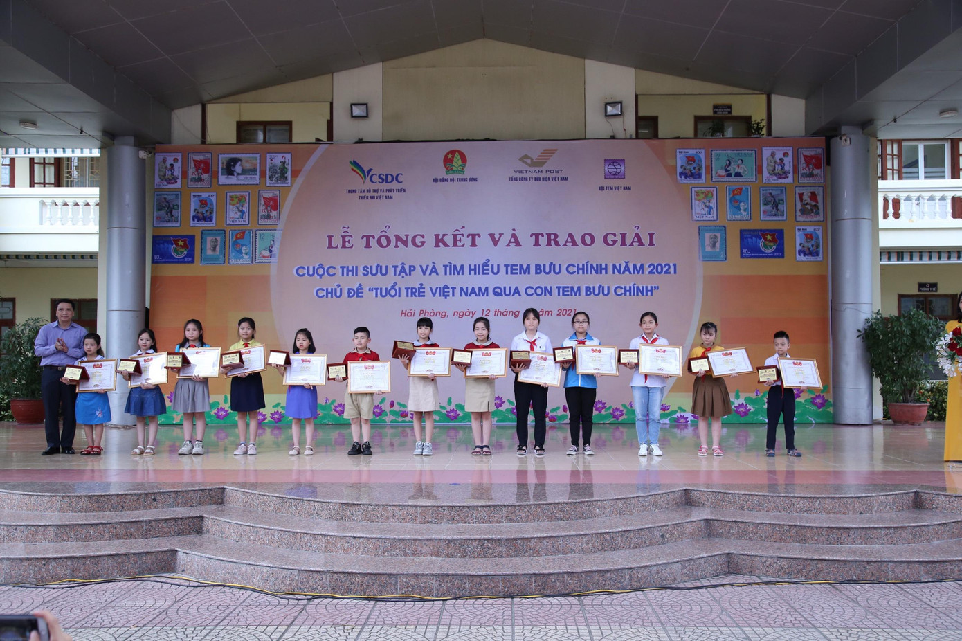 Các em học sinh nhận giải thưởng của cuộc thi Các em học sinh nhận giải thưởng của cuộc thi